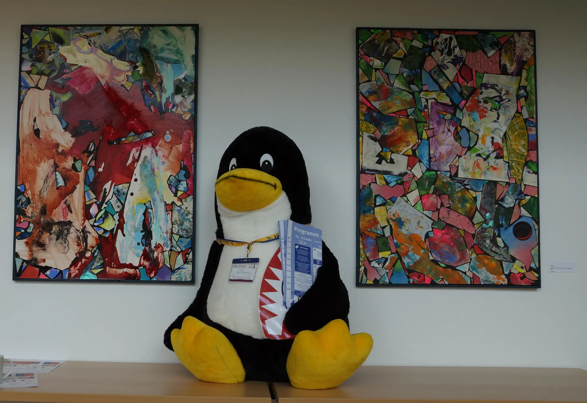 Im KITZ begann Tux auch bald damit, Programme an die dort arbeitenden Menschen zu verteilen. (Foto: CC-By-SA Roland Hüneburg) Im KITZ begann Tux auch bald damit, Programme an die dort arbeitenden Menschen zu verteilen. (Foto: CC-By-SA Roland Hüneburg)